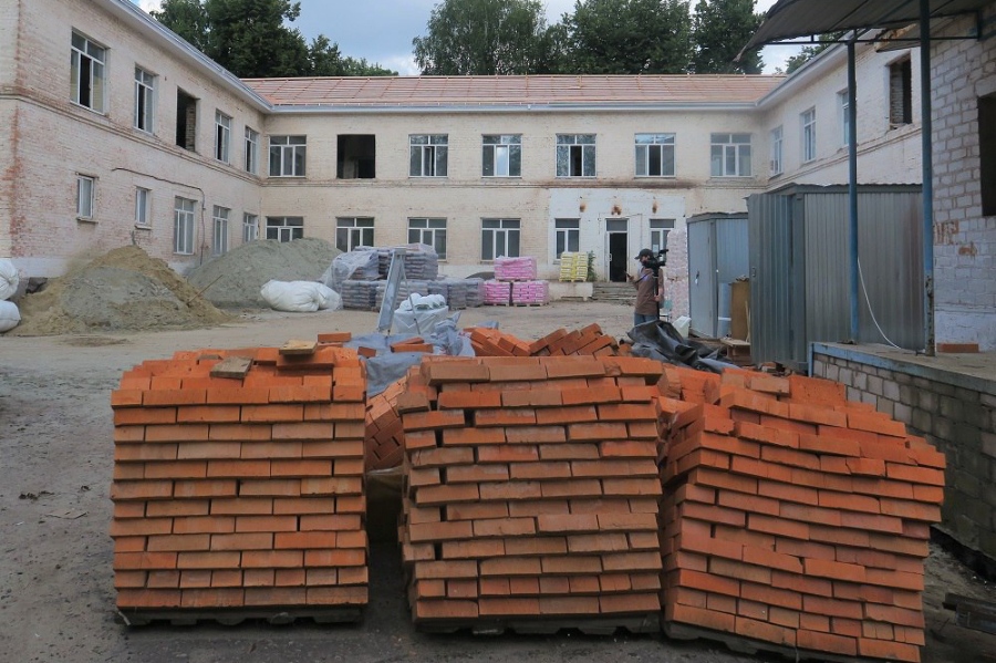 Реконструкцию железногорской больницы проверил губернатор Курской области Роман Старовойт
