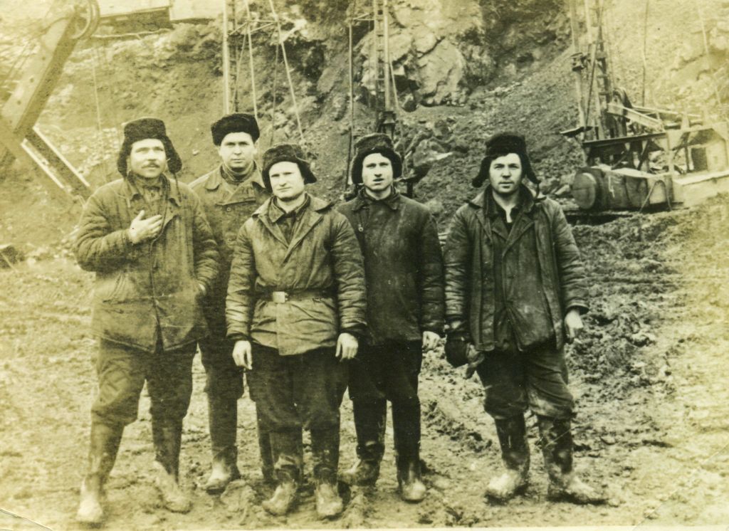 Передовая экскаваторная бригада А.В.Чернова (первый справа). 1959 год (1).jpg