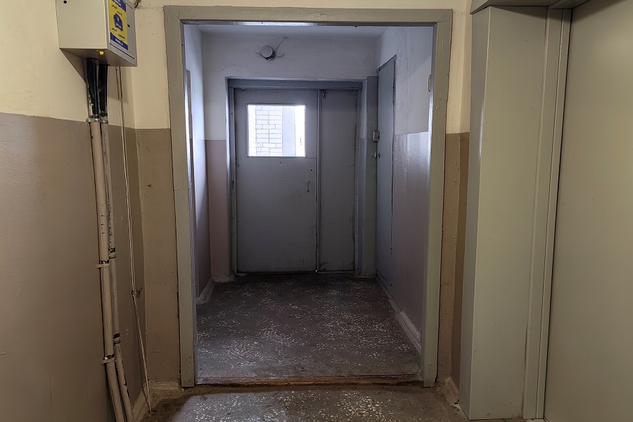 На этажах Ленина, 47 нет дверей, отделяющих холод с общего балкона от квартир.jpg