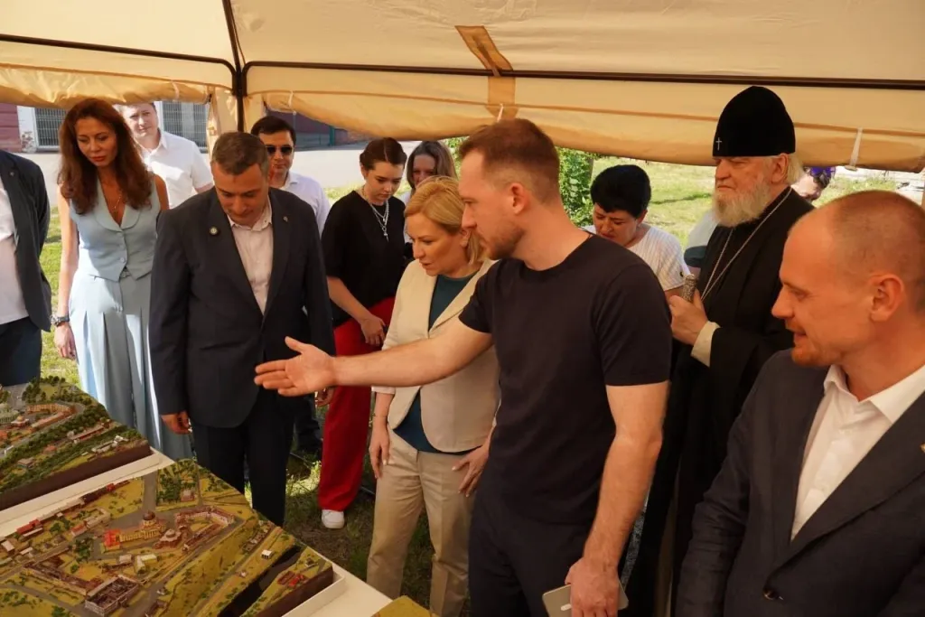 Петров показывает макеты_с ВК ЮЗГУ.jpg