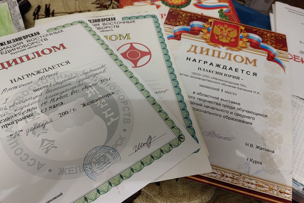 многочисленные грамоты хранят родители.jpg