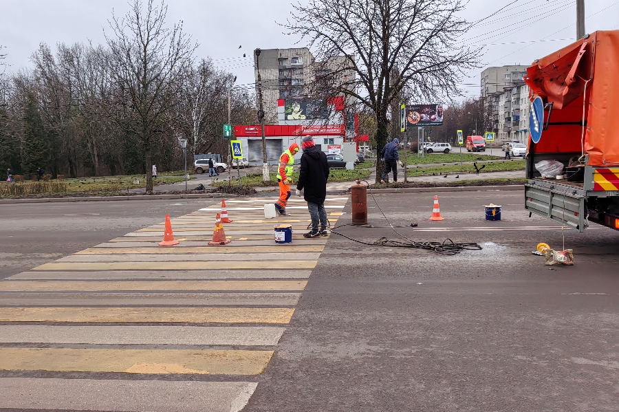 Покраска пешеходных переходов будет неоднократной за счёт подрядчика.jpg