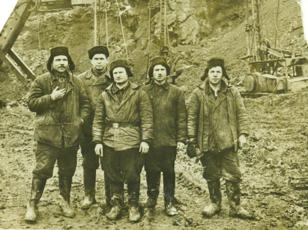 Передовая экскаваторная бригада А.В.Чернова (первый справа). 1959 год (2).jpg