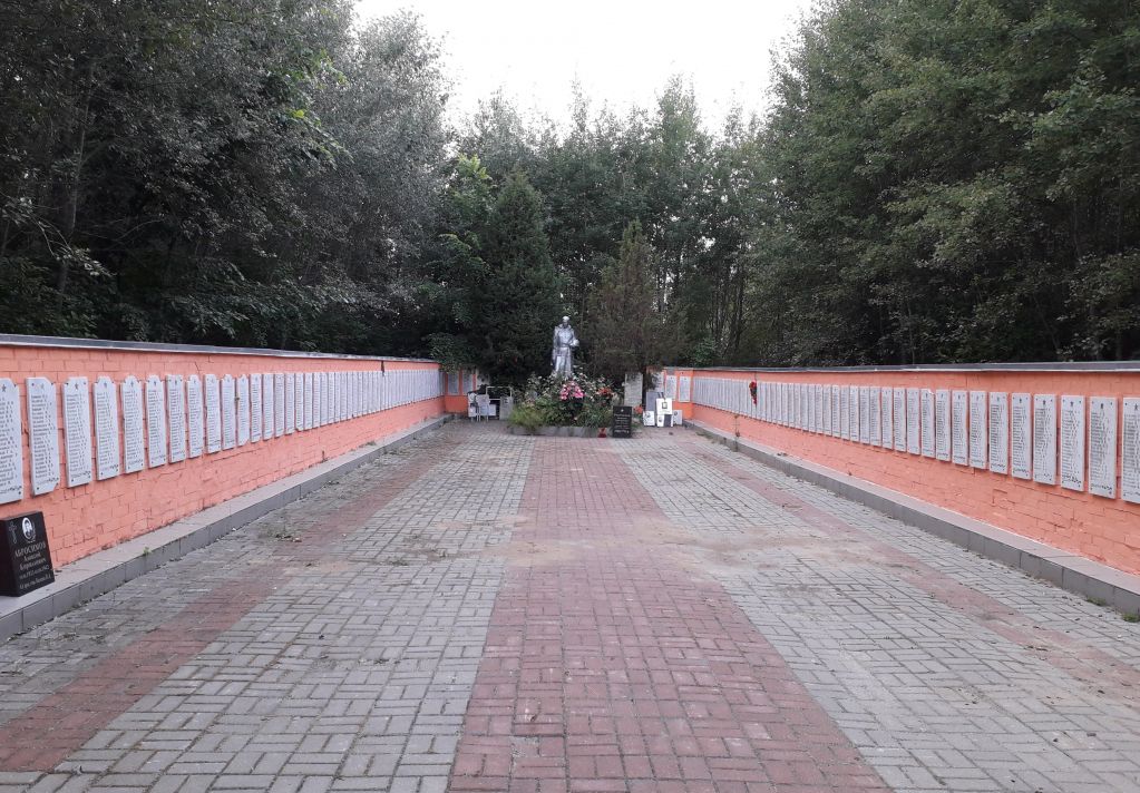 Мемориал в деревне Колосово.jpg