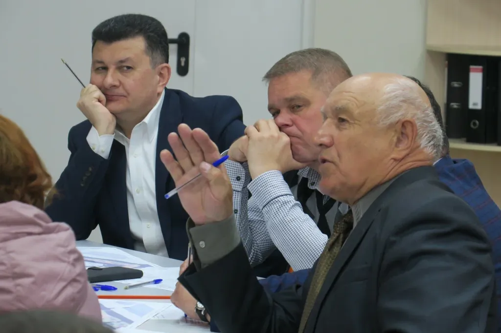 на первом плане Петр Жариков.JPG