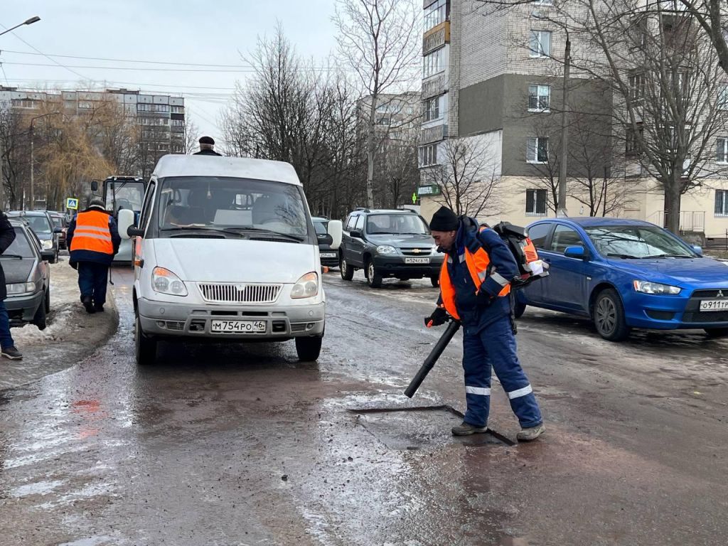 Ямочный ремонт дорог в Железногорске выполняет Городская коммунальная  служба | 28.02.2024 | Железногорск - БезФормата