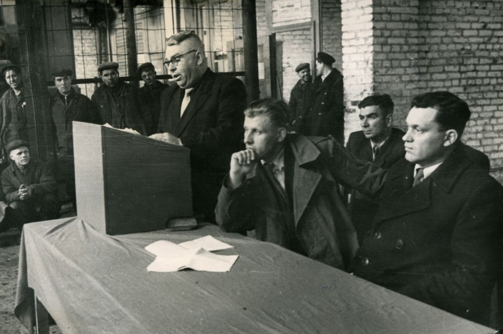 1959 рабочее собрание коллектива ремонтных мастерских, выступает директор МЖК Митрофанов ИК - копия.jpg