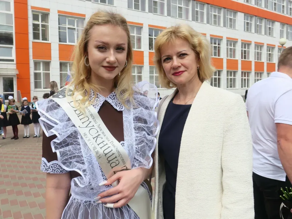 Светлана Копачевская с дочерью-выпускницей (2).JPG
