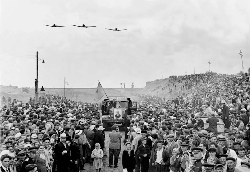 Торжественный митинг по случаю добычи первой руды.jpg