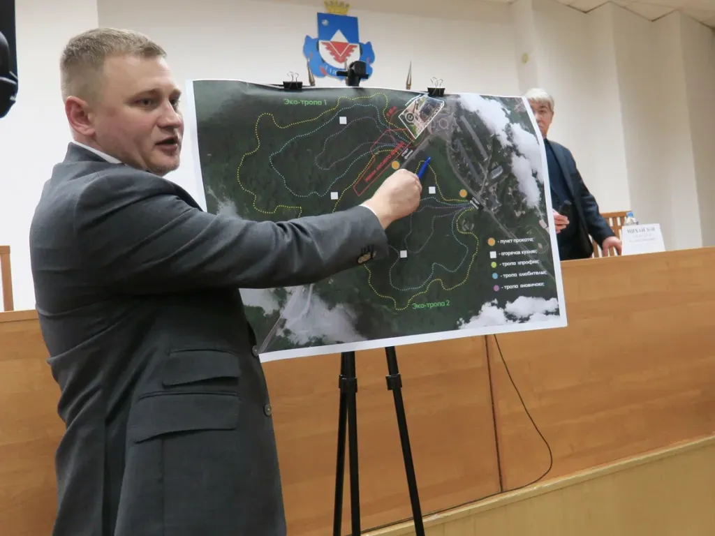 Участок 2 показывает на карте министр природных ресурсов Константин Поляков.JPG