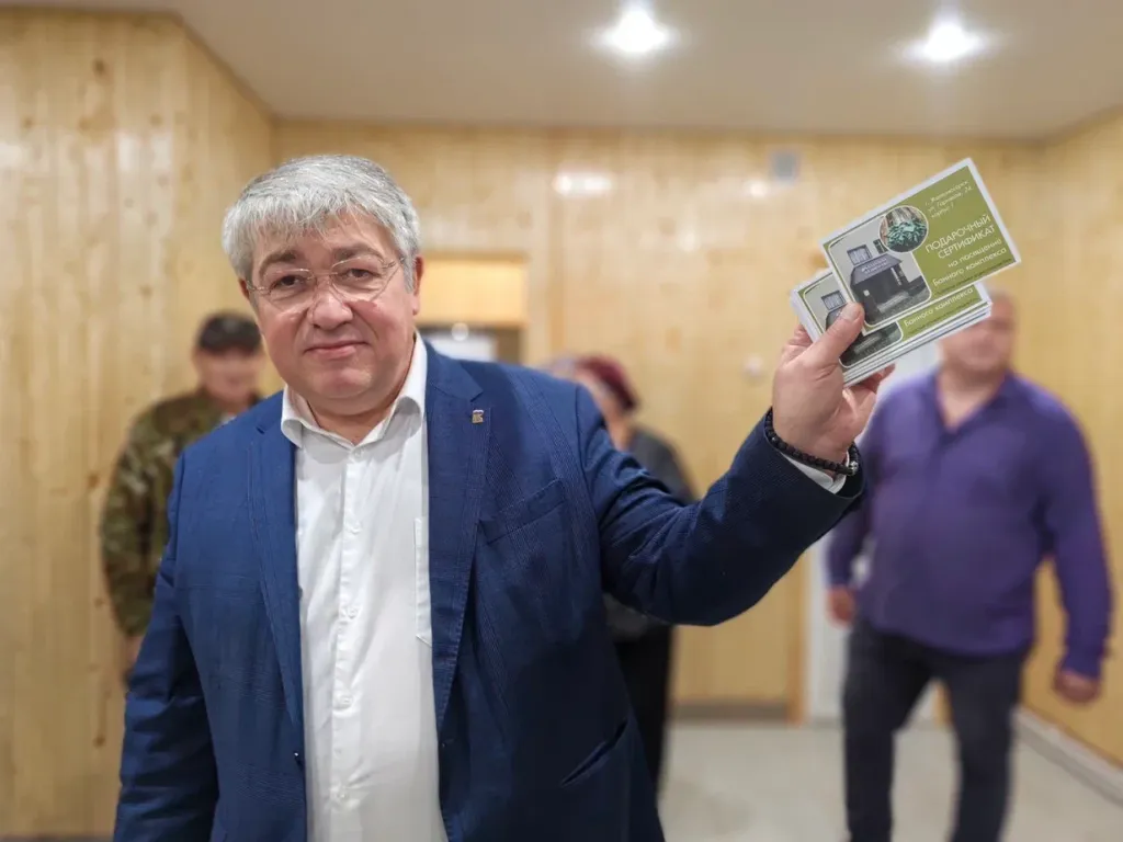 Михайлов вручил сертификаты на одно посещение (2).jpg