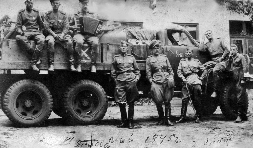 Горбачев Ленинград 1945 май г.Грац.jpg