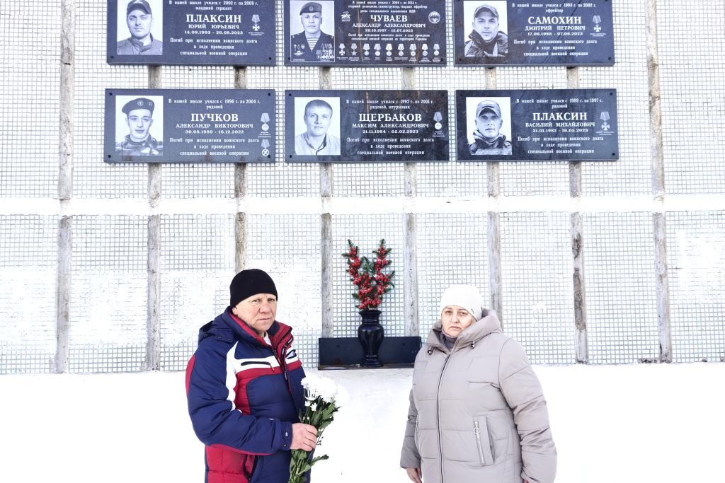 Юрий и Оксана Плаксины приходят к школьному мемориалу.jpg