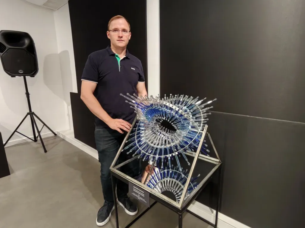 выставка и один из авторов Дмитрий Просолупов. Он же вёл МК (3).jpg