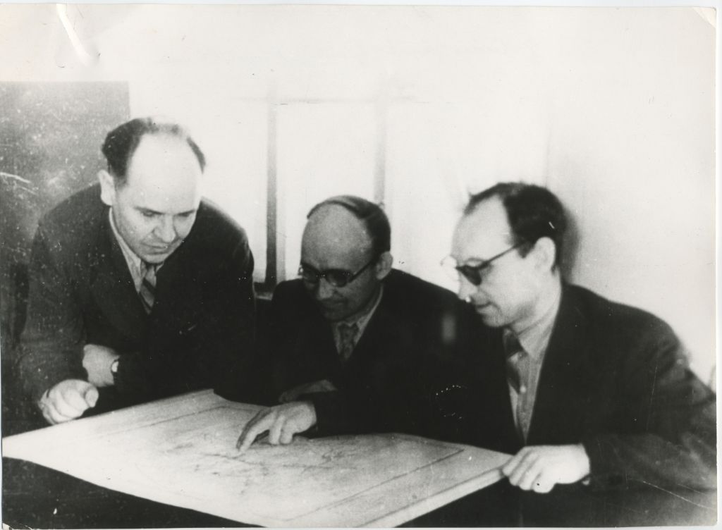 слева - направо Кулибаба Ф.В. -гл. гидрогеолог, Калинин И.П. - гл. геолог эксп., Бочаров Г.Г. - нач. экспедиции, 1956 год.jpg