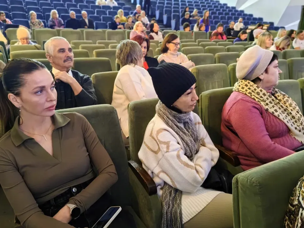 Слева Алеся Костикова.jpg