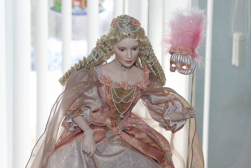 Приходите посмотреть на сказку. В Железногорском краеведческом музее проходит выставка коллекционных кукол из сказок и легенд