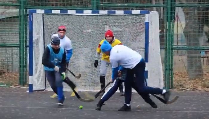 На МГОКе прошли соревнования по хоккею в валенках в рамках рабочей спартакиады