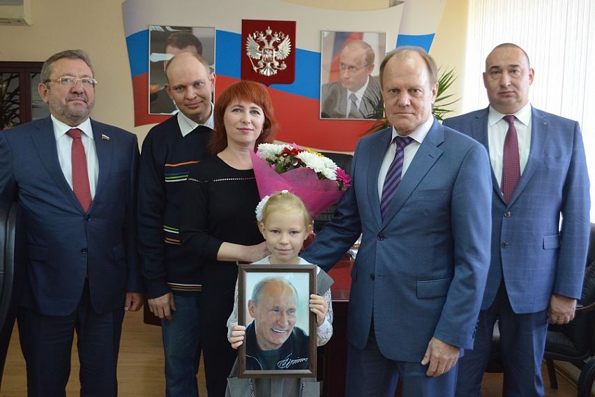 Презент от... президента! Юная железногорка получила подарок от Владимира Путина