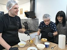 В железногорском центре «Мы вместе» прошёл гастрономический батл для детей с ОВЗ