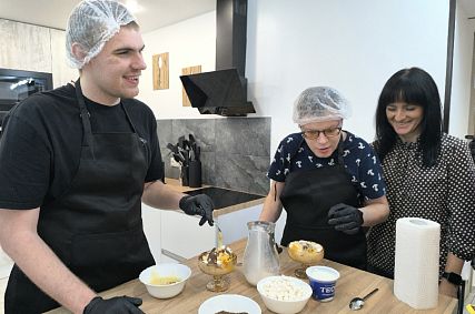 В железногорском центре «Мы вместе» прошёл гастрономический батл для детей с ОВЗ