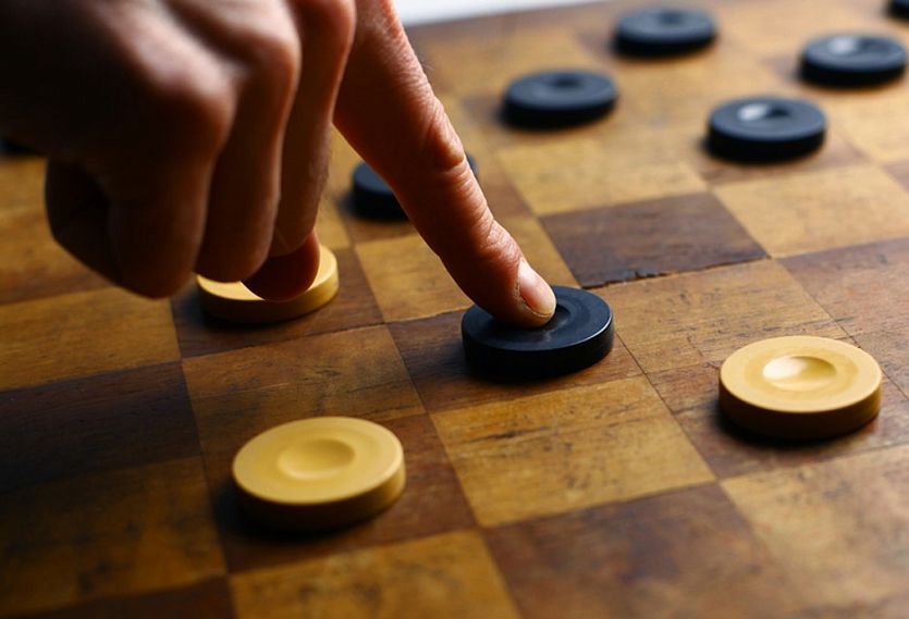 Игра с элементами анализа: в Железногорске прошел турнир по шашкам
