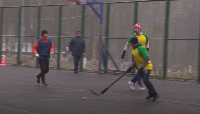 Рабочая спартакиада: хоккей в валенках на Михайловском ГОКе
