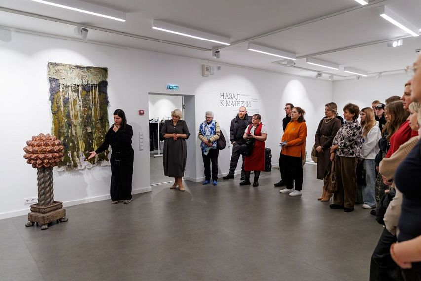 В Железногорске открыли выставку текстиля и керамики «Назад к материи»