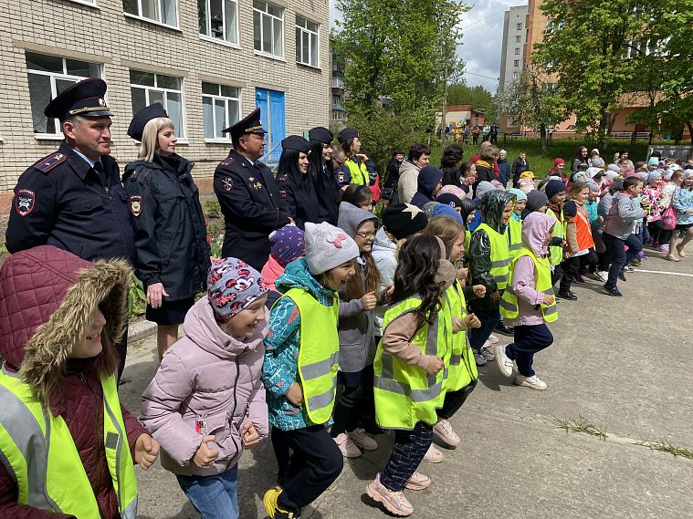 В Железногорске полицейские и артисты устроили для детей праздник-обучение правилам безопасности 