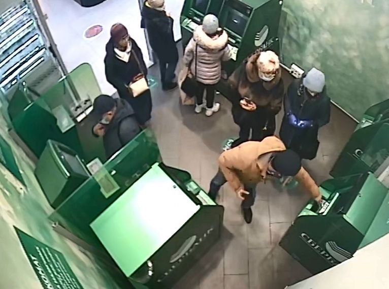 В Железногорске полиция ищет мужчину, забравшего чужие деньги в банкомате