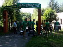 Волонтёры Михайловского ГОКа помогли железногорскому дендропарку покрасить забор