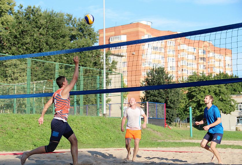 Зрелищный и результативный: в Железногорске прошел чемпионат по пляжному волейболу