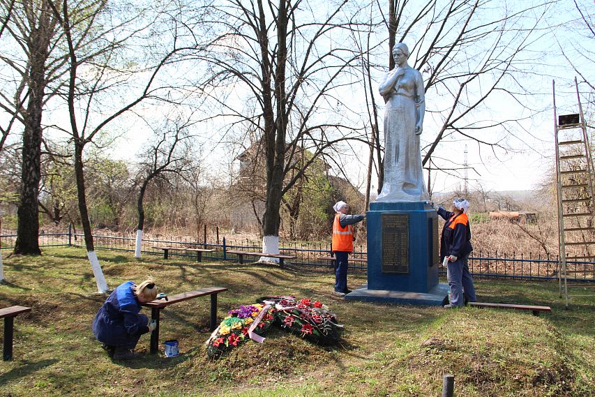 Горняки Михайловского ГОКа благоустроили памятники и братские могилы в Железногорском районе