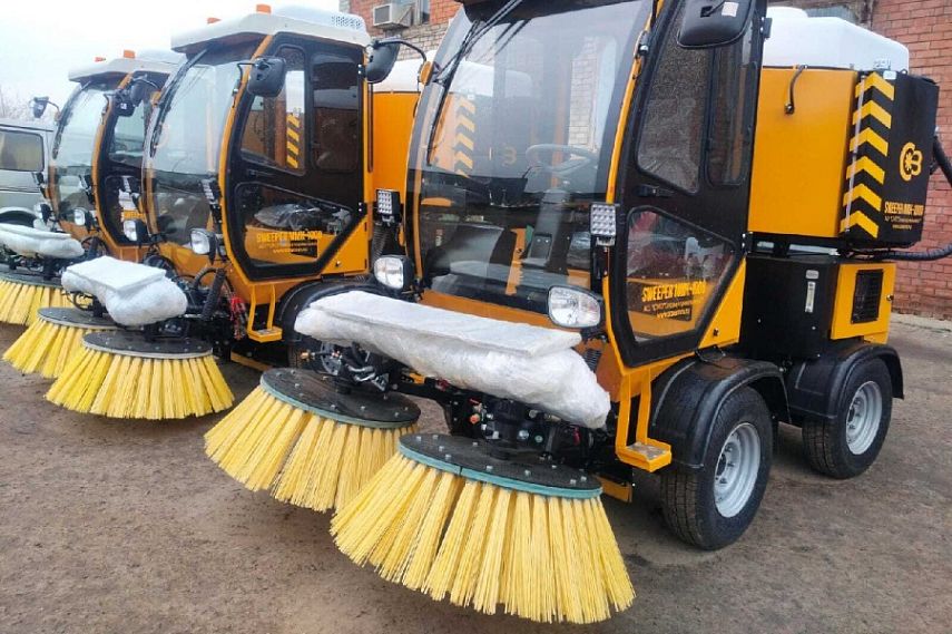 В Железногорск поступили три вакуумно-подметальных машины и два экскаватора-погрузчика