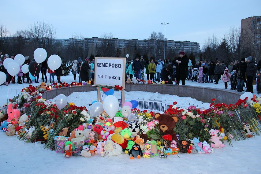 Железногорцы неустанно несут цветы и игрушки к стихийному мемориалу памяти жертв пожара в Кемерове