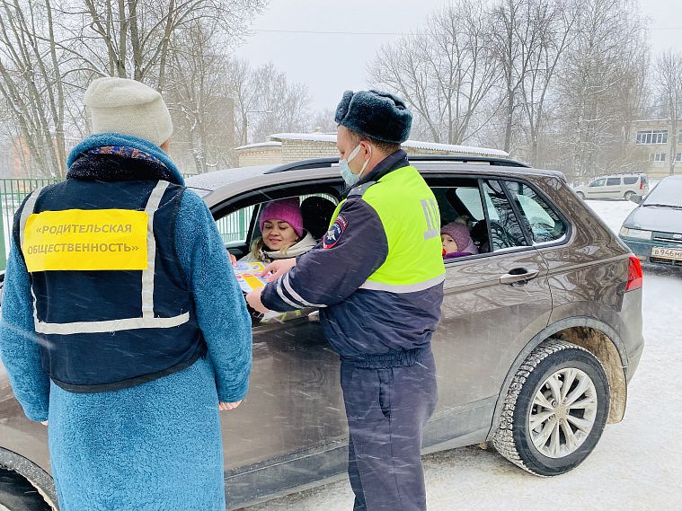 Автокресло спасёт жизнь! В Железногорске проверили правила перевозки детей в авто