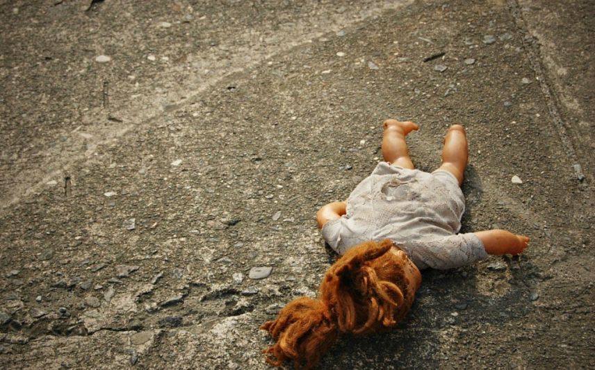 В Железногорске полуторогодовалая девочка выпала из окна пятого этажа