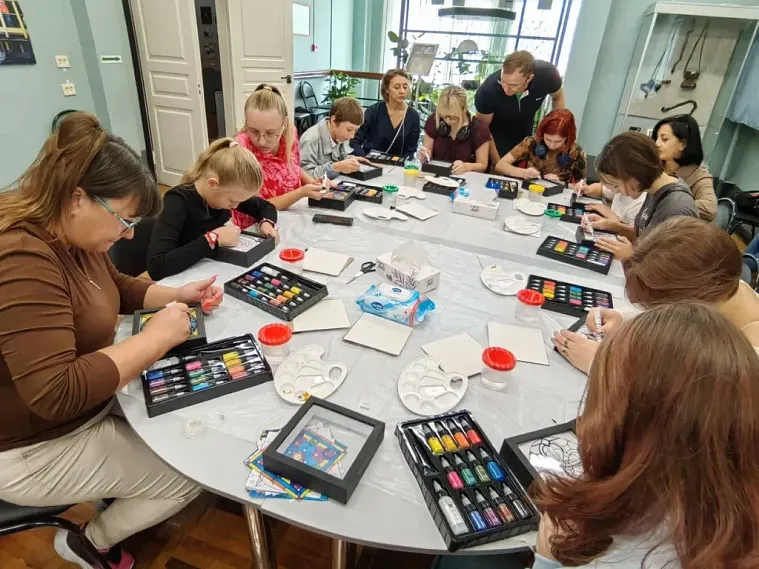 От мировых шедевров к собственным: железногорцы поучаствовали в мастер-классах по витражной росписи и эмали