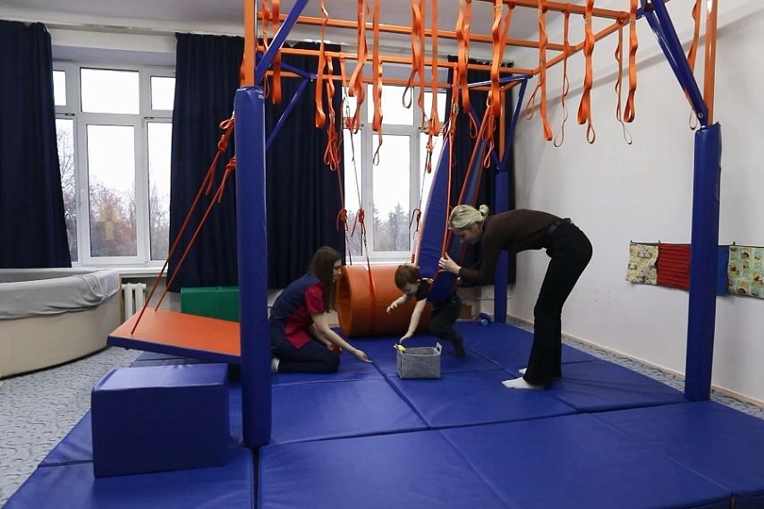 В железногорском центре «Зорюшка» работает современный комплекс для реабилитации малышей