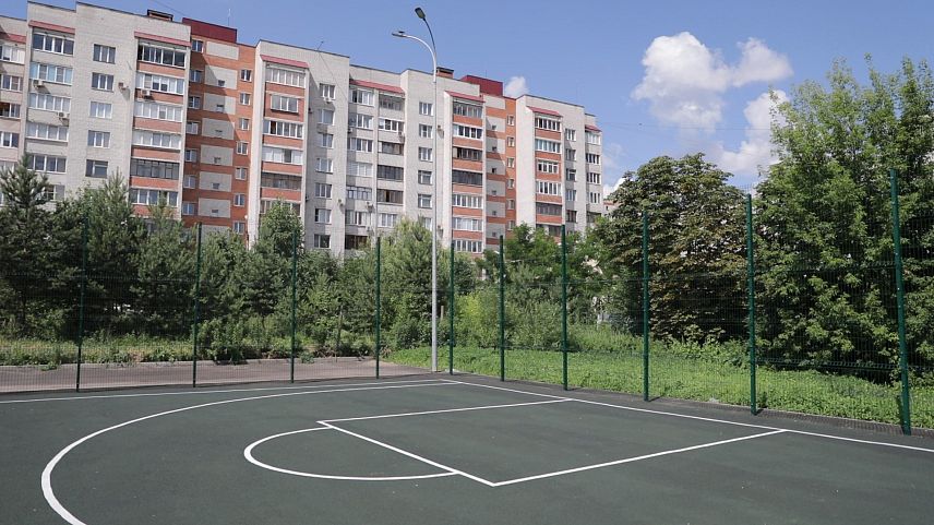На улице Курской в Железногорске готовится к открытию новая спортивная площадка
