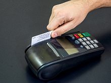 На каждого жителя Курской области приходится минимум по три банковские карты 