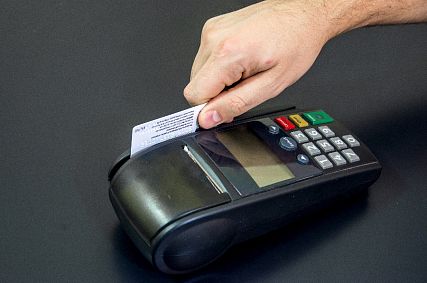 На каждого жителя Курской области приходится минимум по три банковские карты 