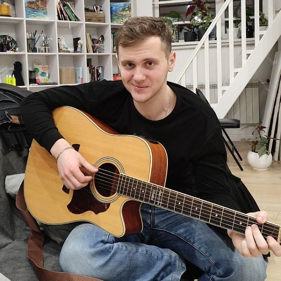 «Человек – это слово глубокое». Железногорец Дмитрий Гукин в стихах и музыке размышляет о жизни