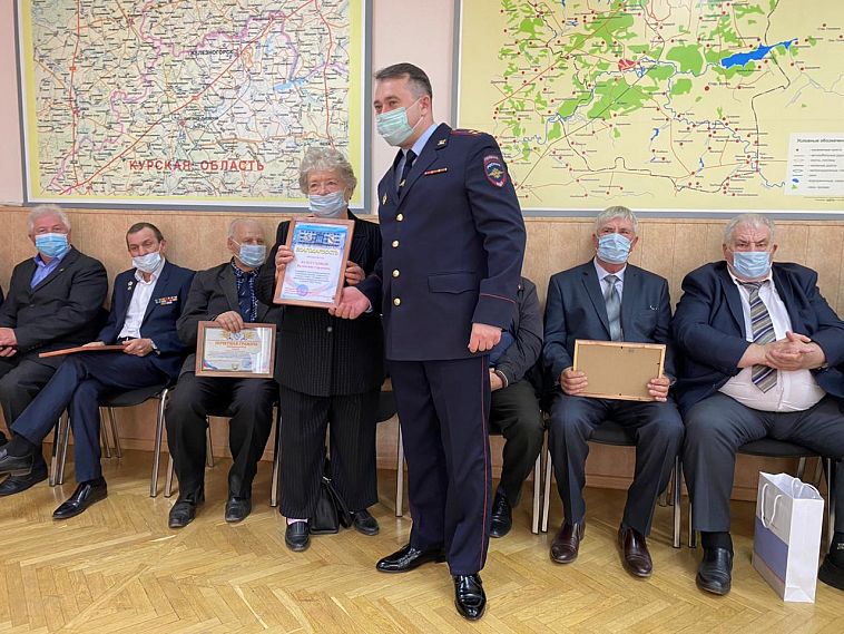 «Помним ваши заслуги»: в Железногорске наградили ветеранов МВД
