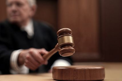 В Железногорске родственники поспорили в суде из-за ограды на кладбище