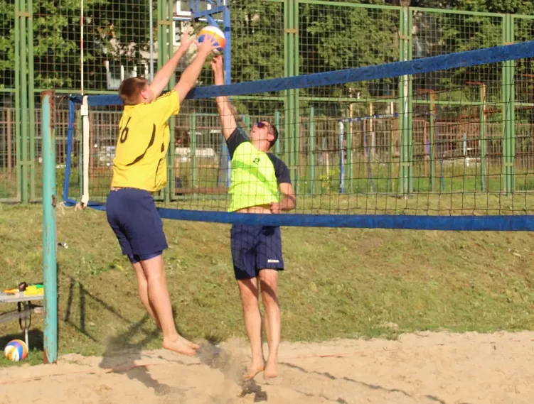 Песок, жара и мяч. Кто победил в турнире МГОКа по пляжному волейболу