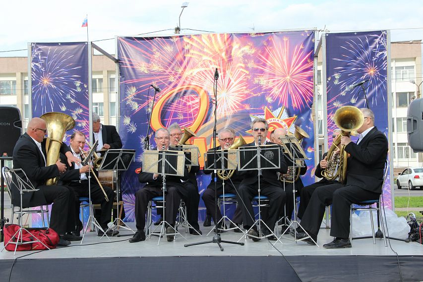 На улице с оркестром: железногорцы проводили День Победы шумными концертами