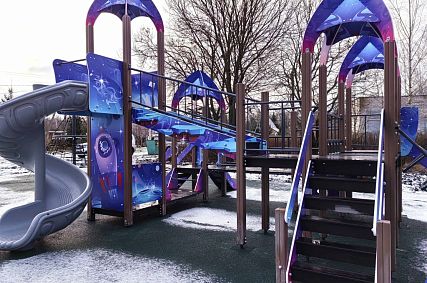 В железногорском микрорайоне Заречном построили детский комплекс