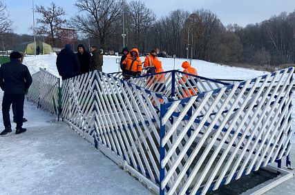 В Железногорске на городском пляже обустроили купель для крещенских купаний 