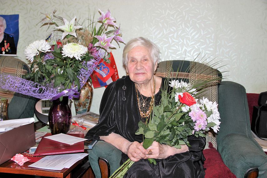 Жизнь как сюжет для романа: жительница Железногорска отметила 90-летний юбилей